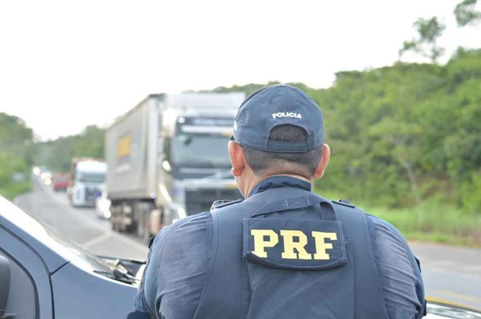Agente da PRF fiscalizando o trânsito