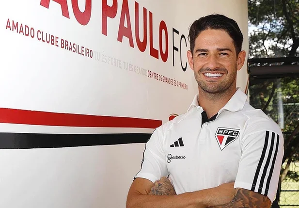 Alexandre Pato veste pela terceira vez a camisa do São Paulo