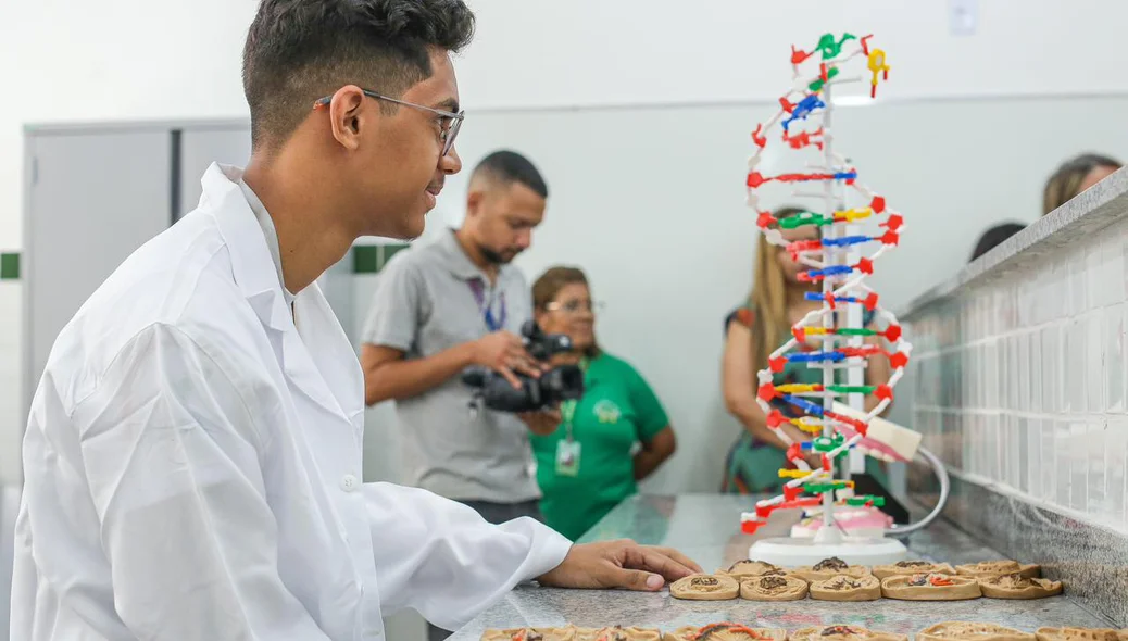 Alunos no laboratório