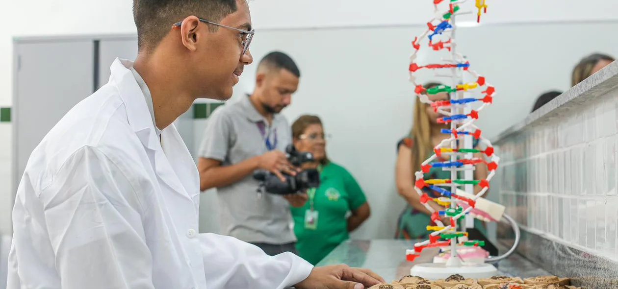 Alunos no laboratório