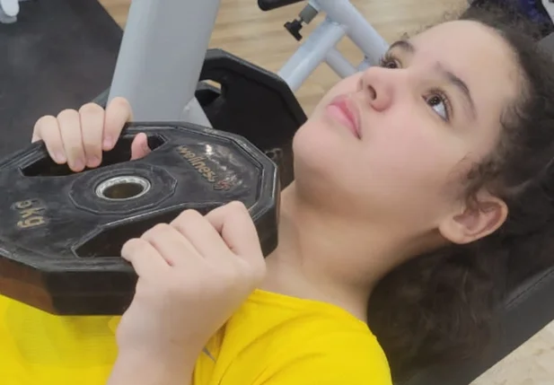 Ana Laura, 10 anos, faz musculação na Academia Demóstenes