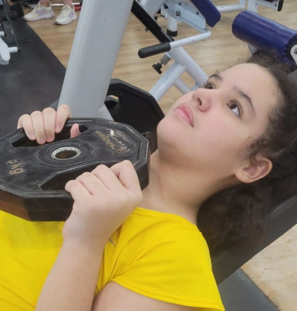 Ana Laura, 10 anos, faz musculação na Academia Demóstenes