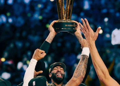Anthony Davis ergue a Copa