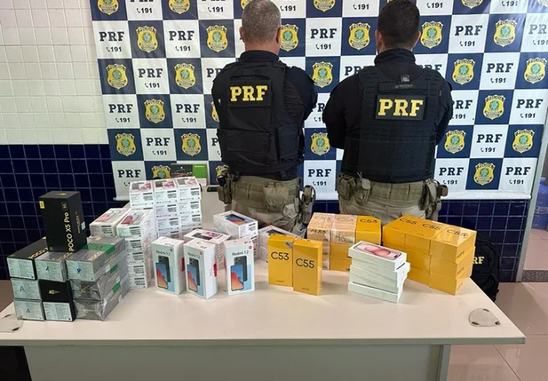 Aparelhos celulares pela PRF na BR 230 em Floriano