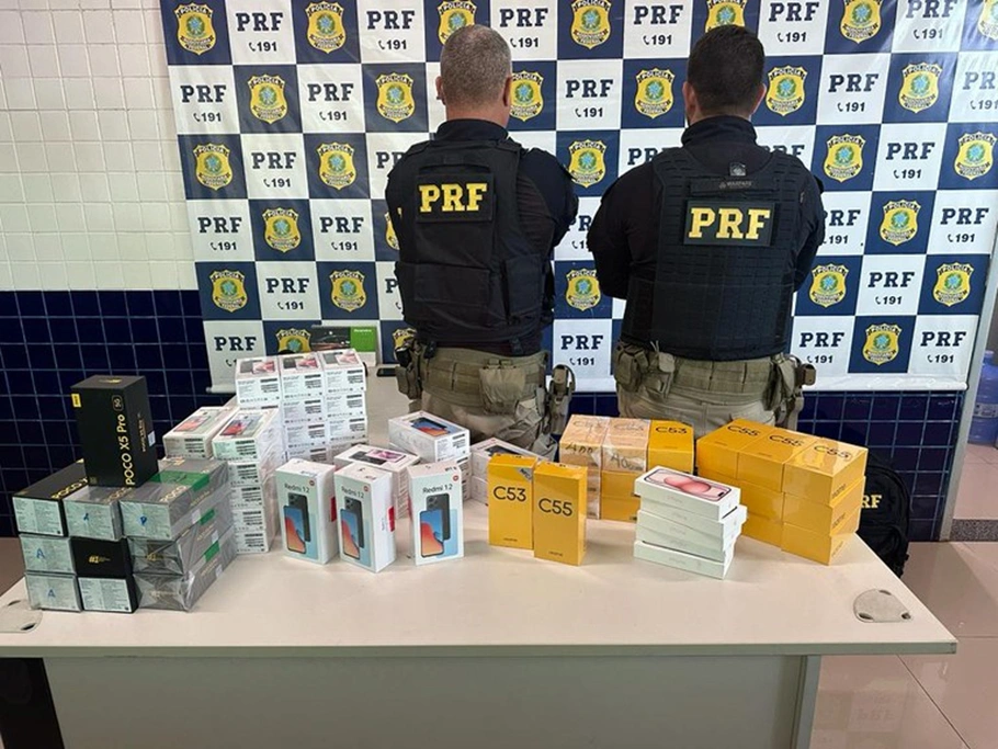 Aparelhos celulares pela PRF na BR 230 em Floriano