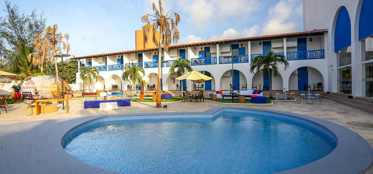 Área da piscina do hotel