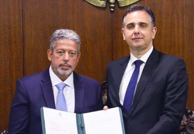 Arthur Lira entregando texto da reforma tributária a Rodrigo Pacheco