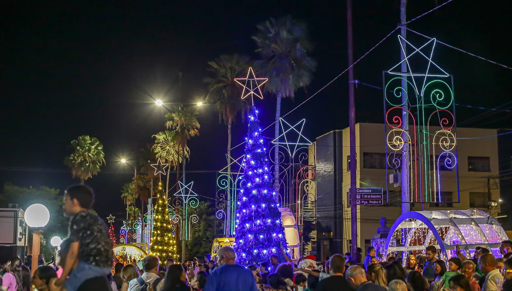 Árvore de Natal na Avenida Antonino Freire