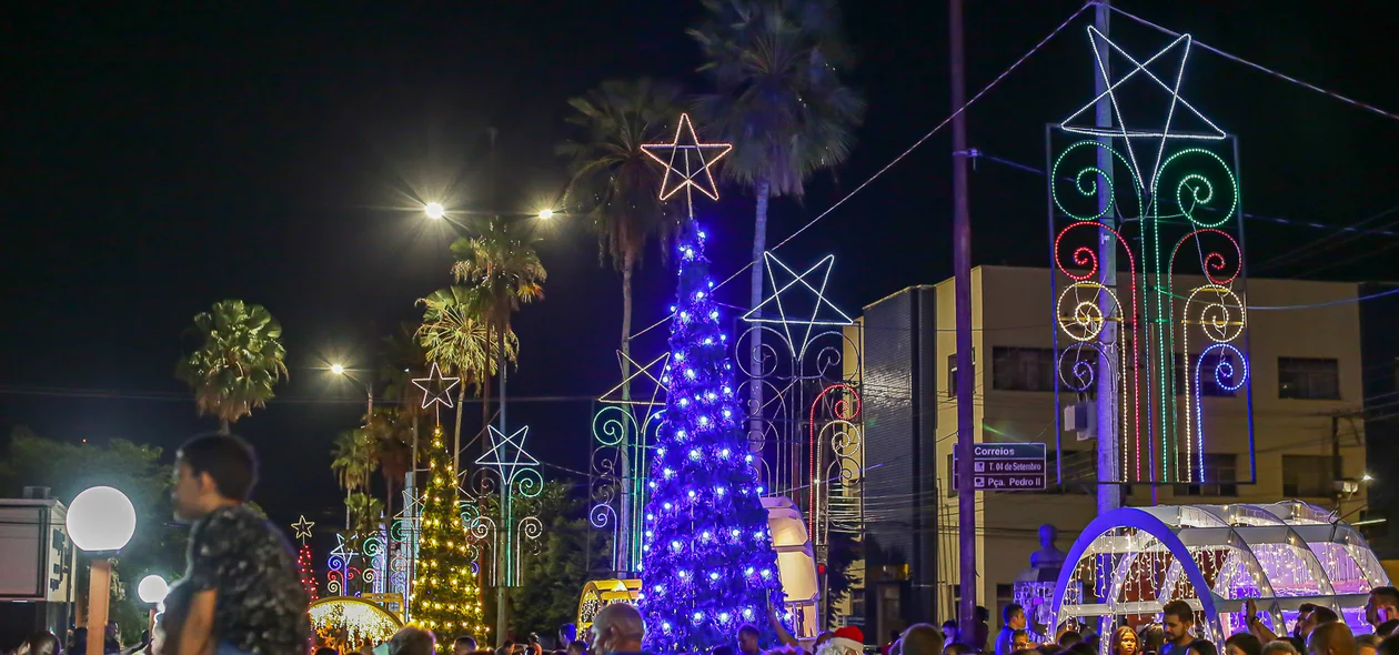 Árvore de Natal na Avenida Antonino Freire