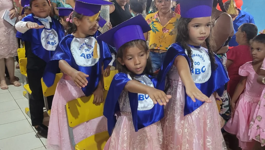 As crianças durante da formatura