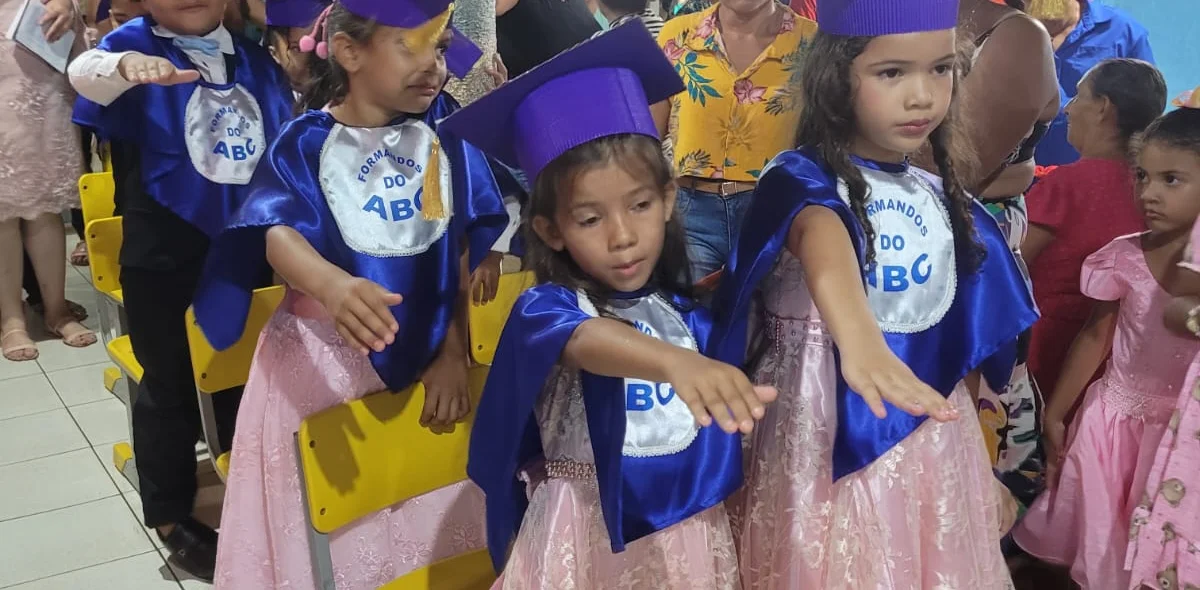 As crianças durante da formatura