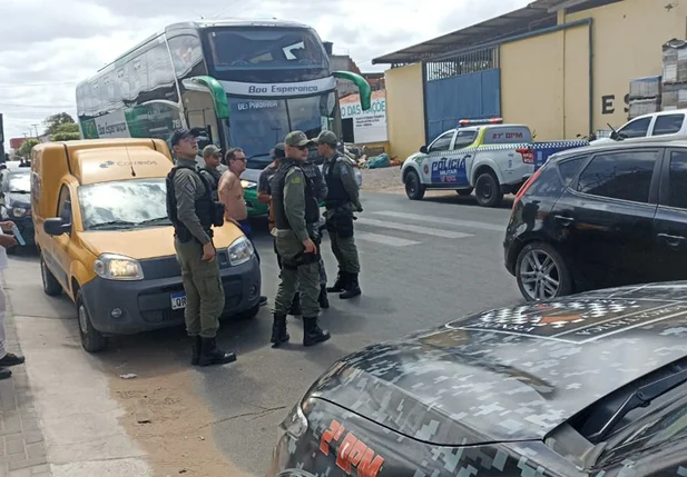 Assaltantes roubam mercadorias de carro do Sedex, em Parnaíba