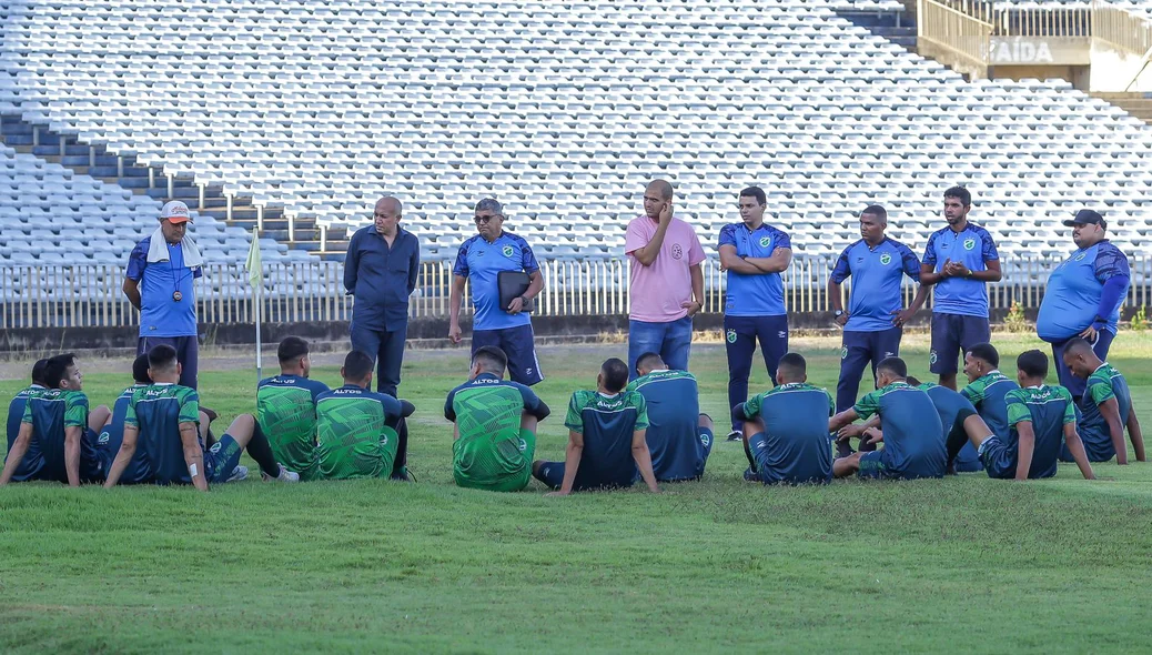 Atletas com a comissão técnica do clube