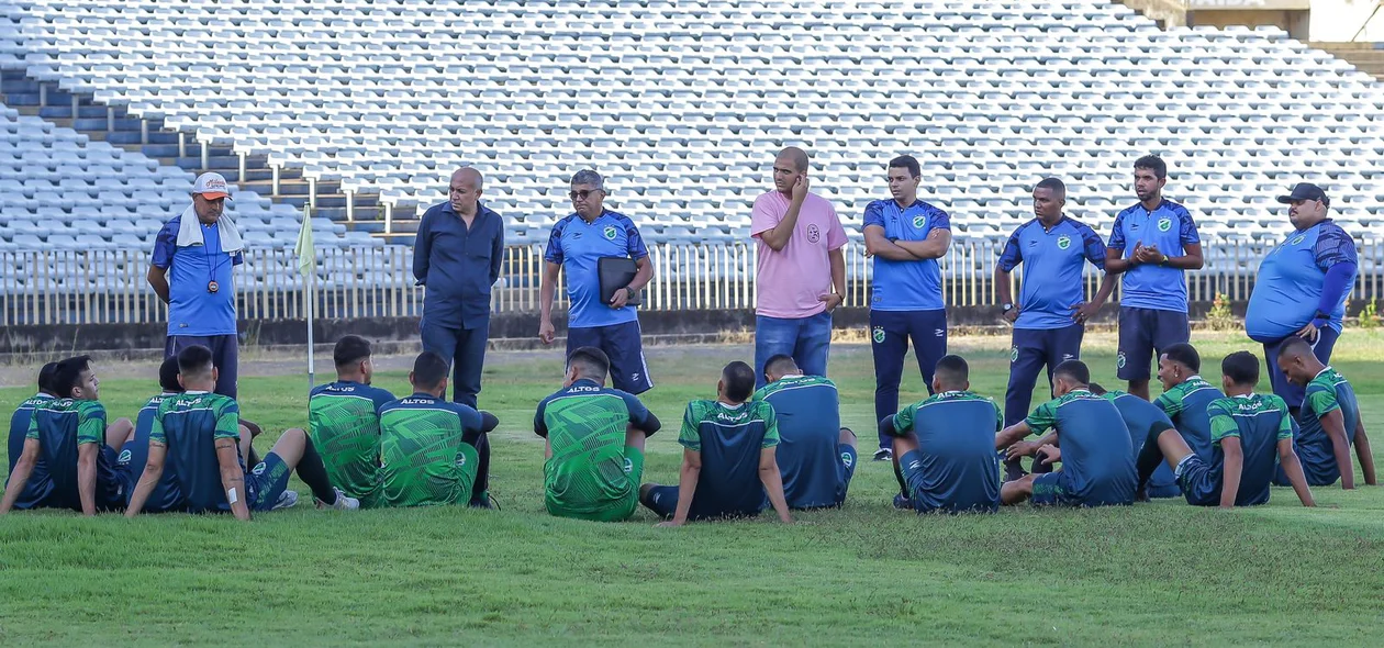 Atletas com a comissão técnica do clube