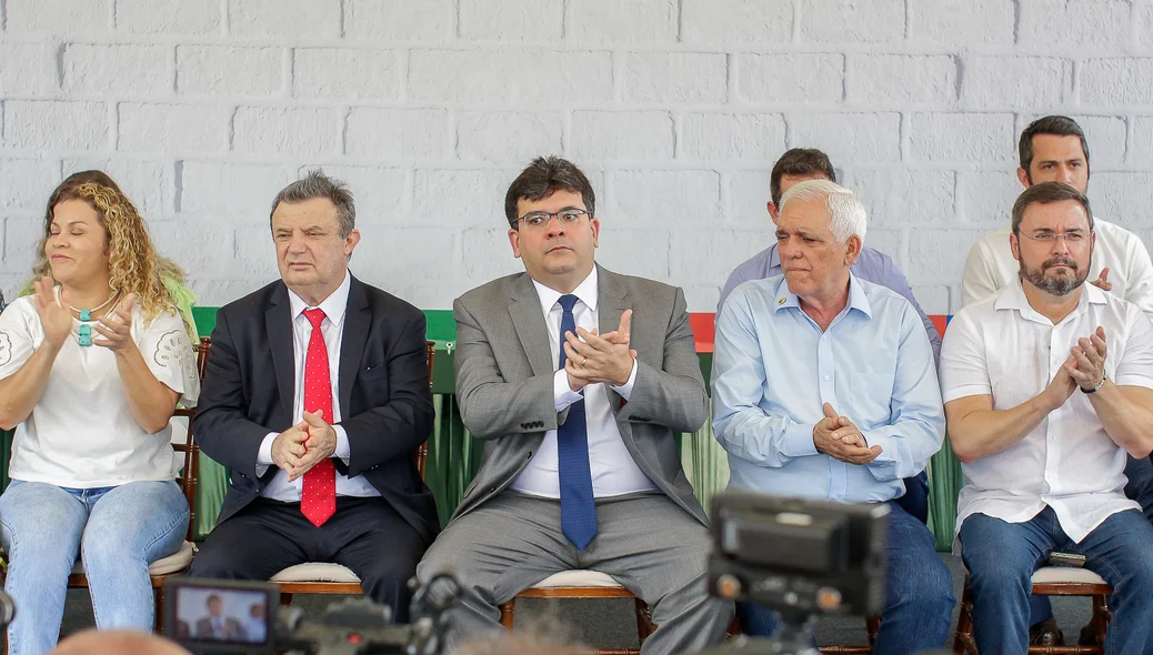 Autoridades na mesa de honra