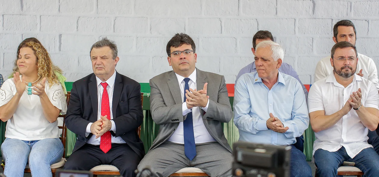 Autoridades na mesa de honra