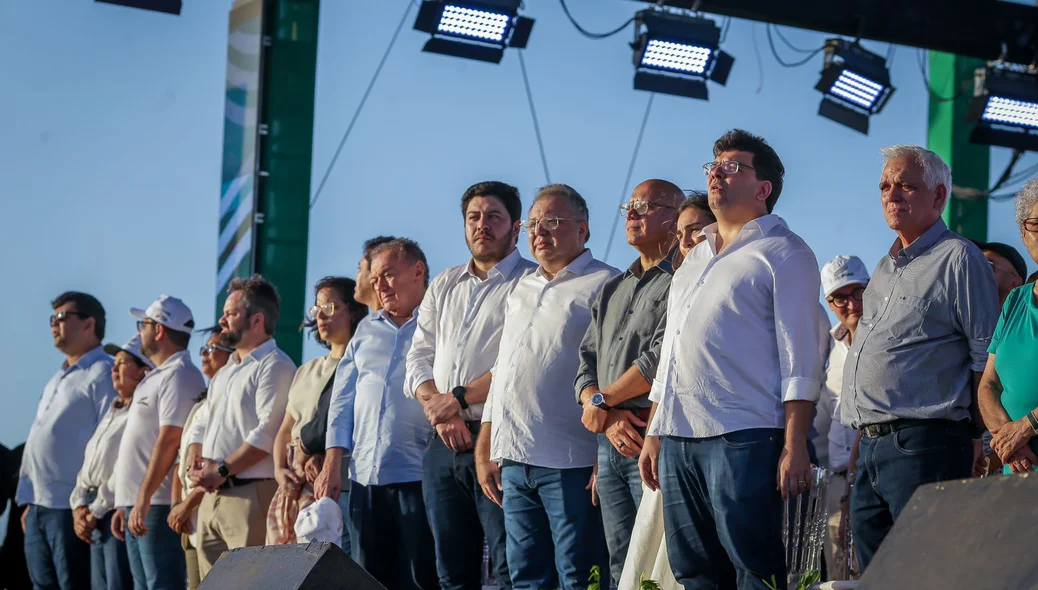 Autoridades na solenidade de inauguração