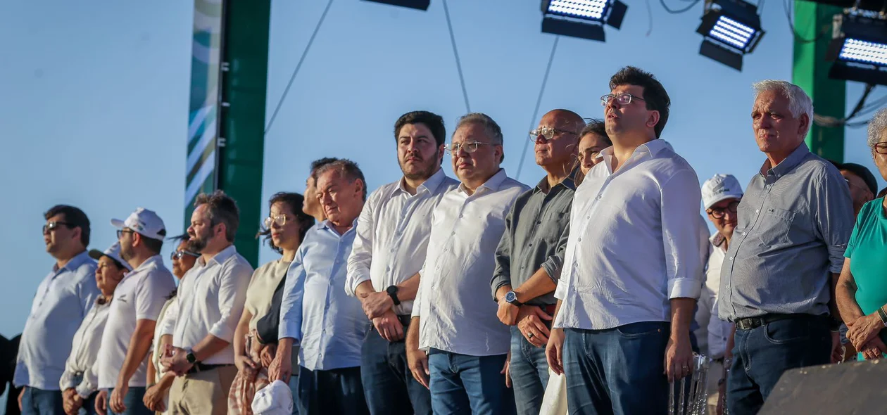Autoridades na solenidade de inauguração