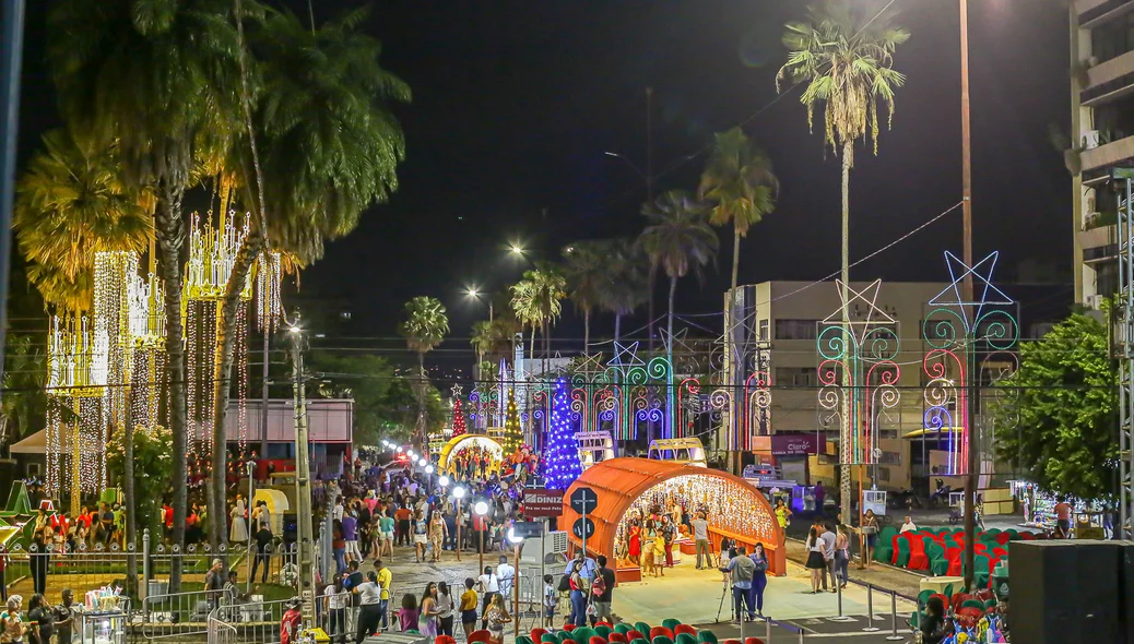 Avenida Antonino Freira enfeitada para o Natal