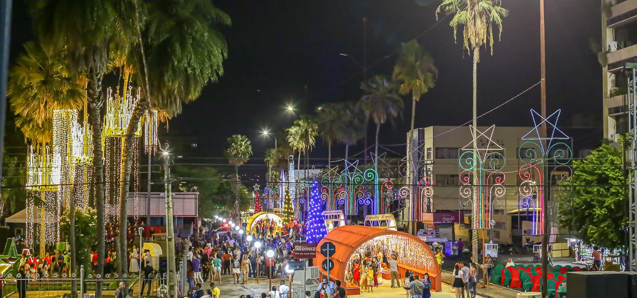 Avenida Antonino Freira enfeitada para o Natal