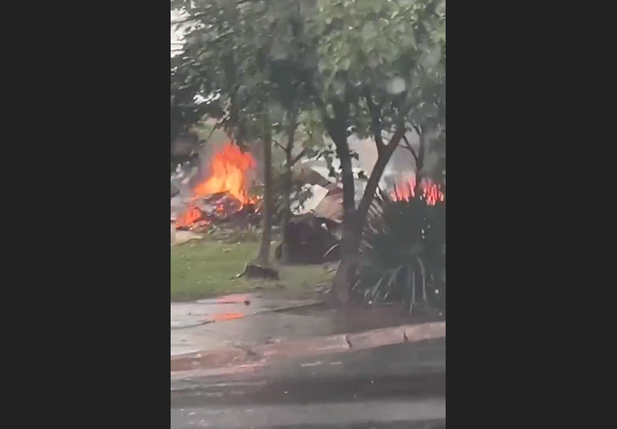 Avião cai em meio a praça, na cidade de Jaboticabal, estado de São Paulo
