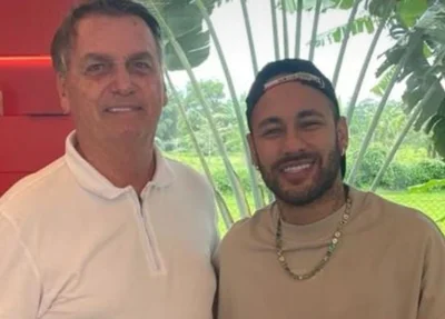 Bolsonaro e Neymar com a medalha