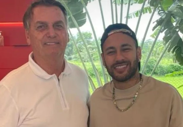 Bolsonaro e Neymar com a medalha