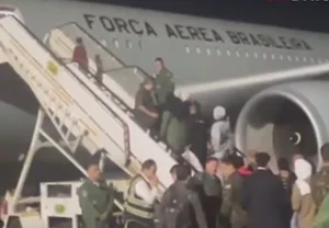 Brasileiros embarcando em Gaza com destino ao Brasil