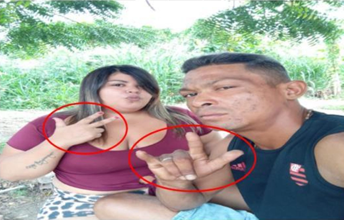 Brenda Caroline e Jeferson Magno, vulgo Capetinha, fazem sinal em apologia ao PCC