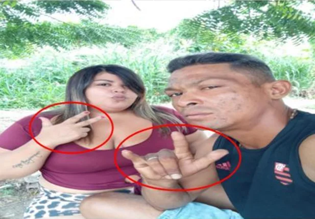 Brenda Caroline e Jeferson Magno, vulgo Capetinha, fazem sinal em apologia ao PCC