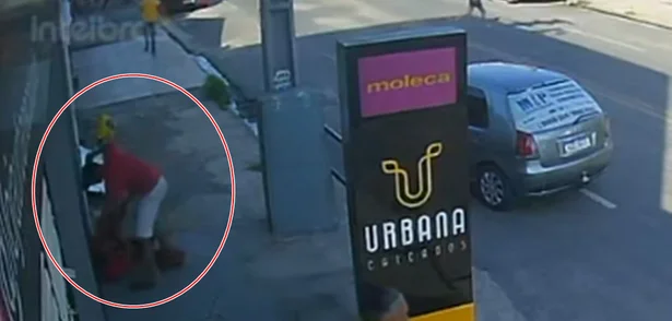 Câmera flagra exato momento que o ex-marido esfaqueou a vítima no bairro Parque Piauí