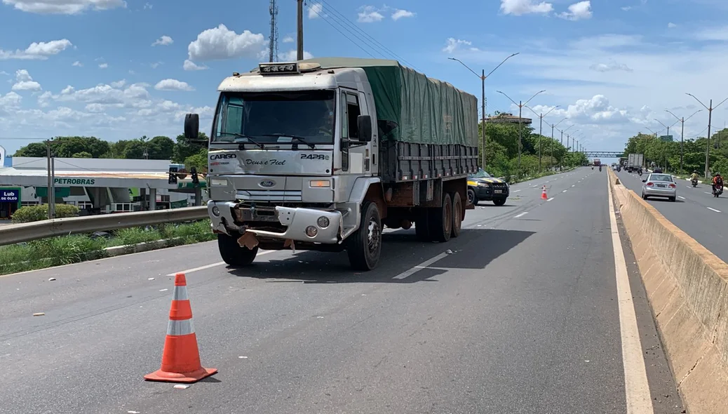 Caminhão colidiu contra carro pequeno