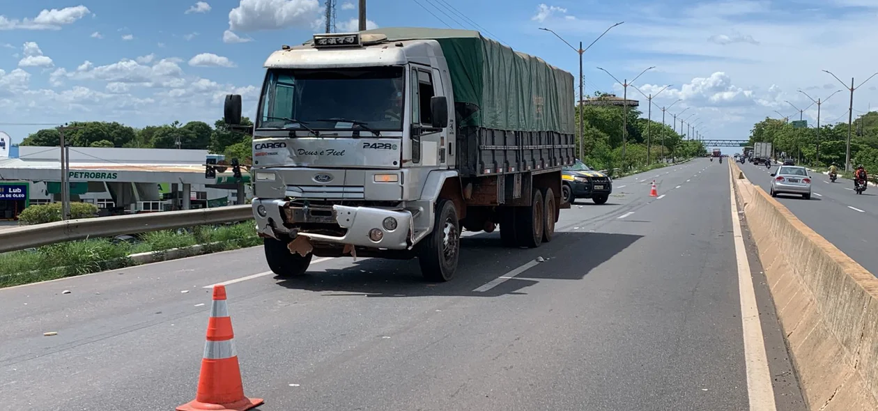 Caminhão colidiu contra carro pequeno