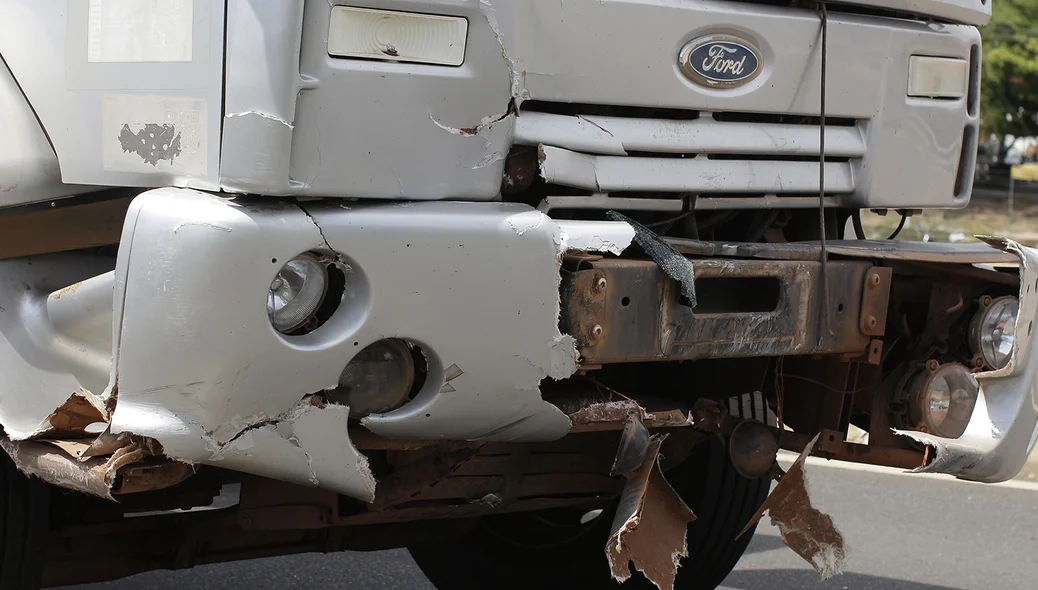 Caminhão ficou com o para-choque destruído