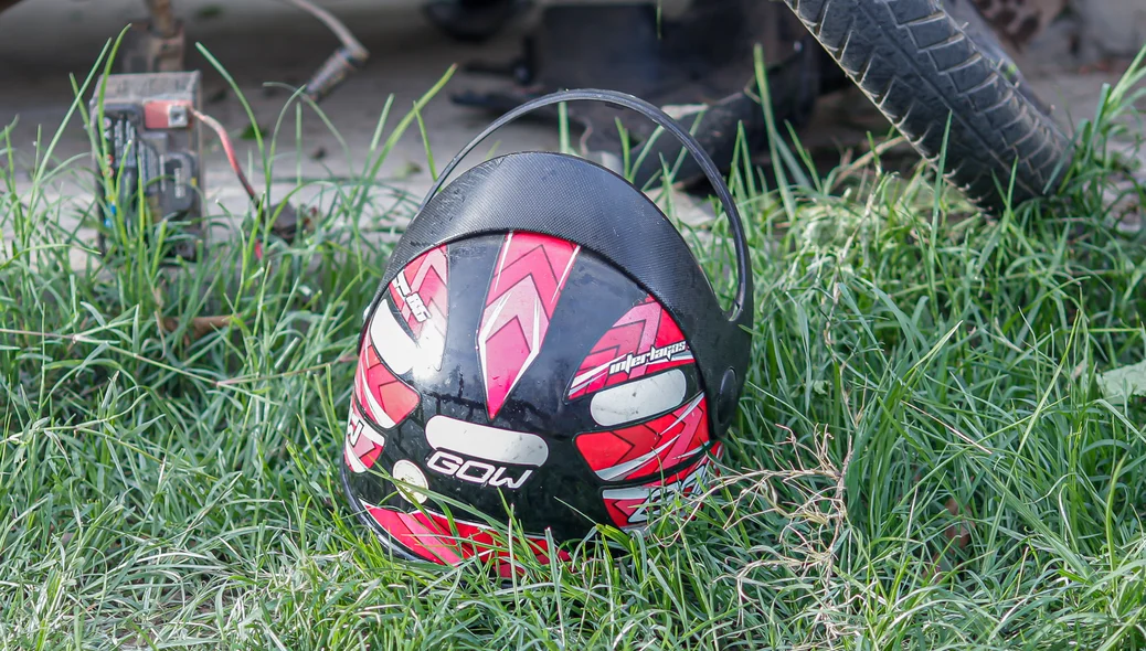 Capacete da vítima que morreu no acidente