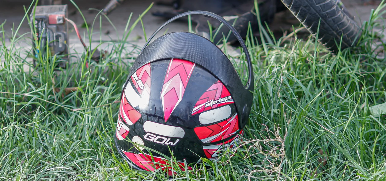 Capacete da vítima que morreu no acidente