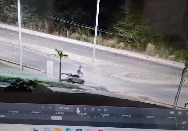 Carro colidiiu contra motociclista em rotatória