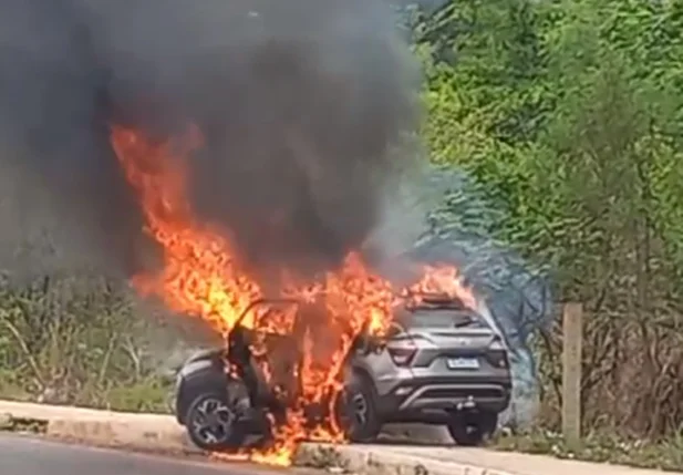 Carro de médica foi incendiado na PI 112, em Teresina