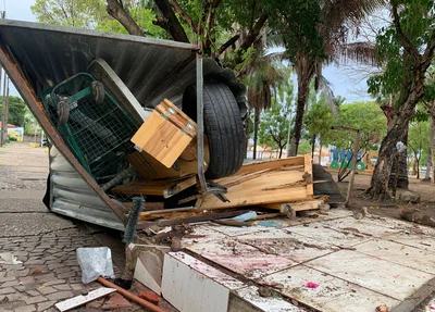 Carro destrói trailer em Teresina