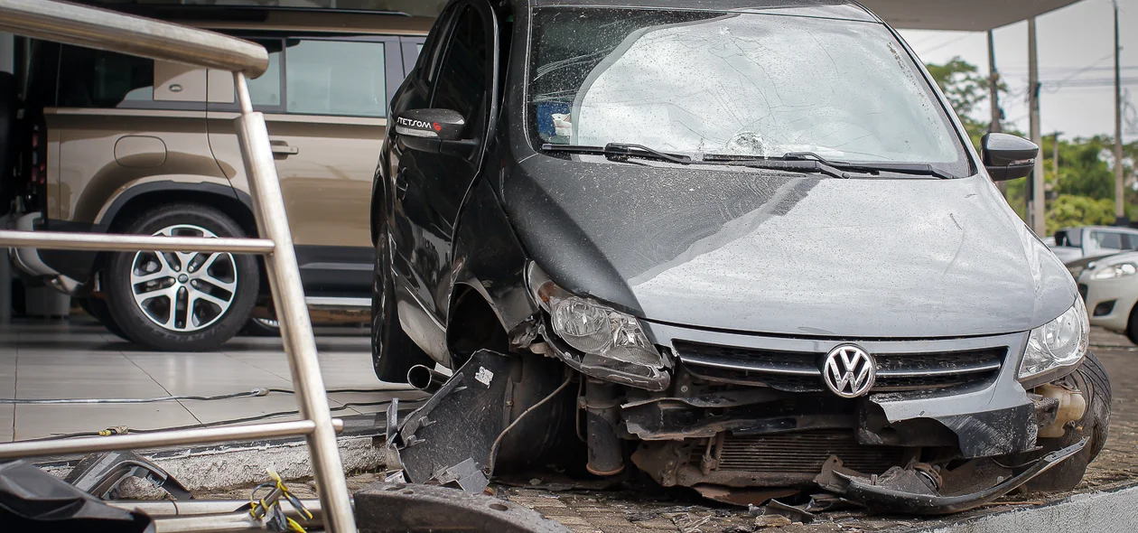 Carro ficou destruído