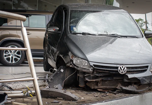 Carro ficou destruído