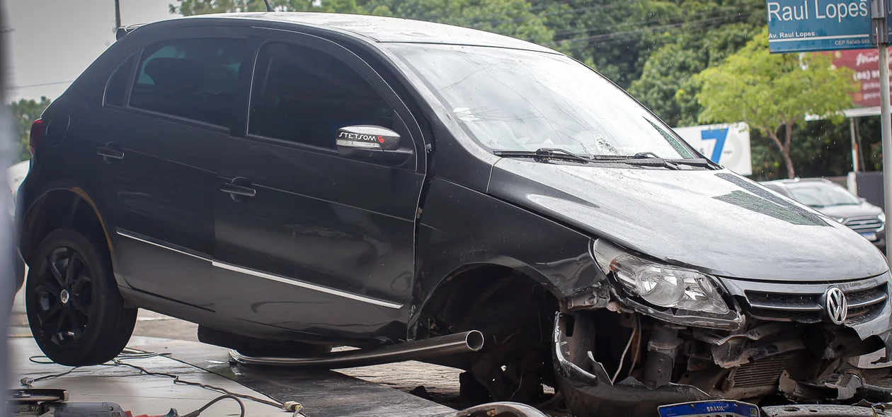 Carro ficou suspenso e preso com o impacto