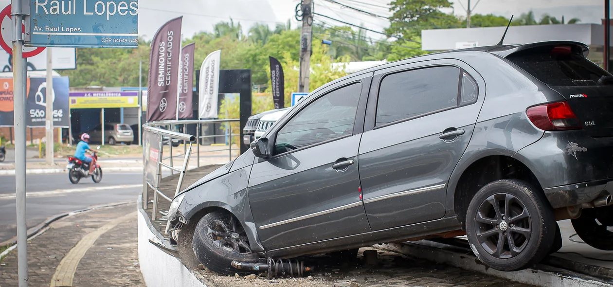 Carro invade concepcionária em Teresina