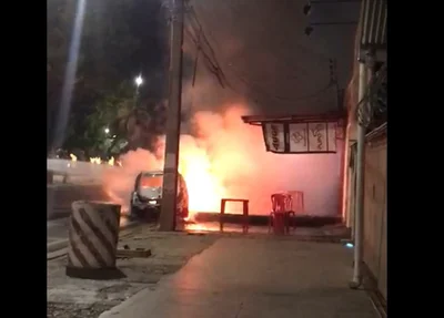 Carro pegou fogo e ficou completamente destruído na Avenida João XXIII