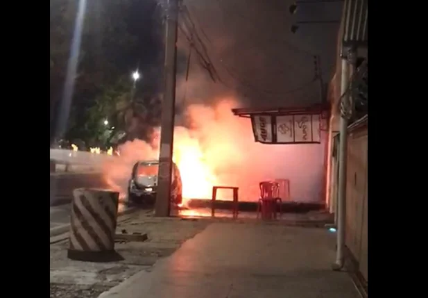 Carro pegou fogo e ficou completamente destruído na Avenida João XXIII