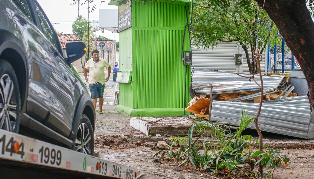 Carro perde controle e destrói trailer na zona Leste de Teresina