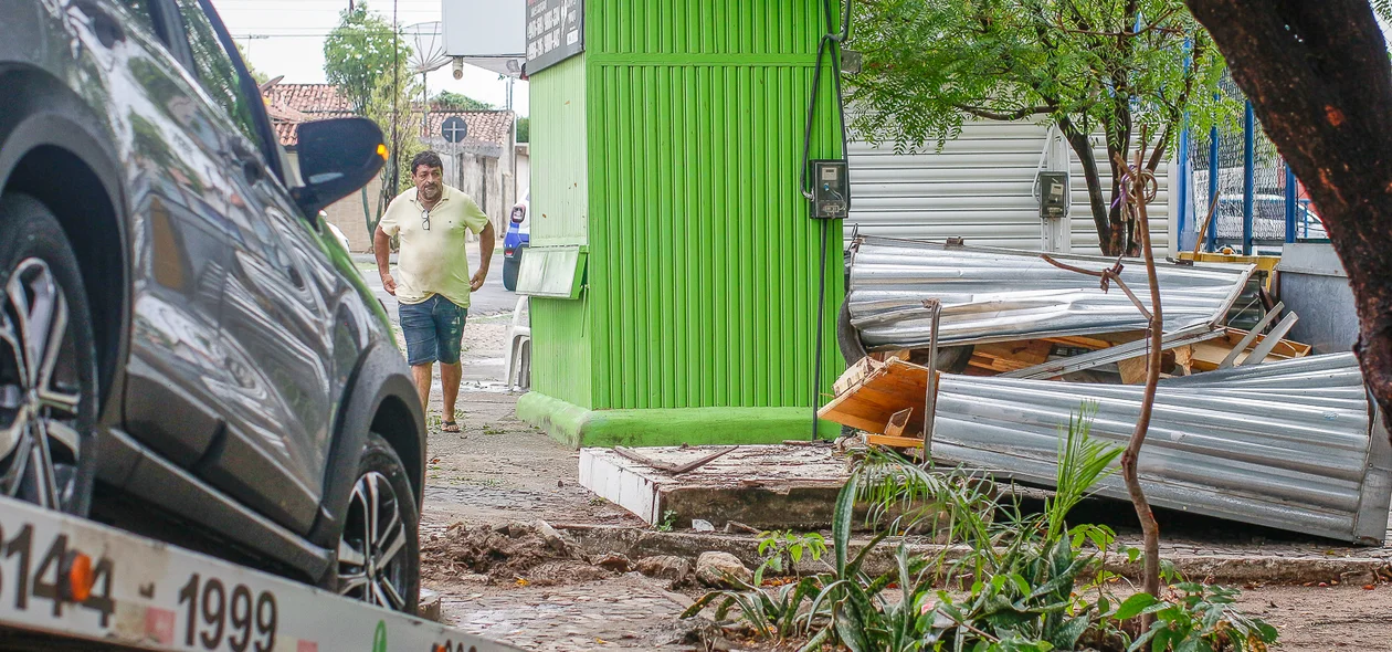 Carro perde controle e destrói trailer na zona Leste de Teresina