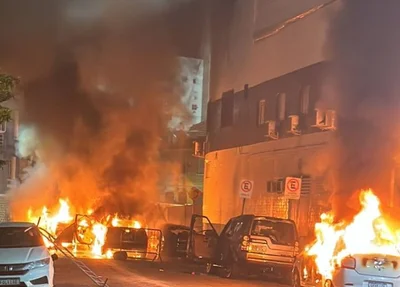 Carros incendiados pela torcida do Santos