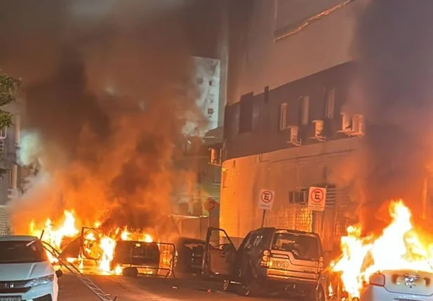 Carros incendiados pela torcida do Santos