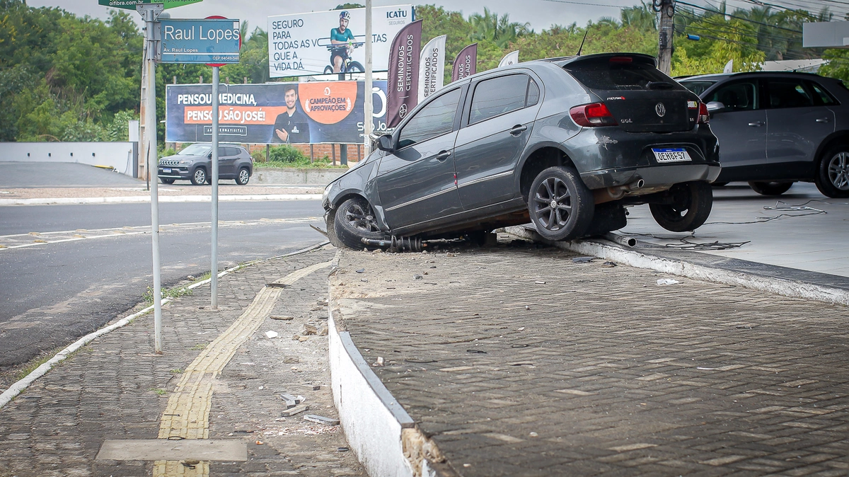 Condutor perde controle e invade loja de carros em Teresina